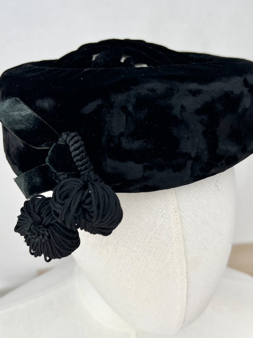 Vintage 50s Vivian San Francisco Black Velvet Cocktail Pillbox Halo Hat Tassels